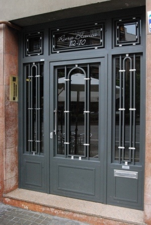 puerta comunidad barcelona