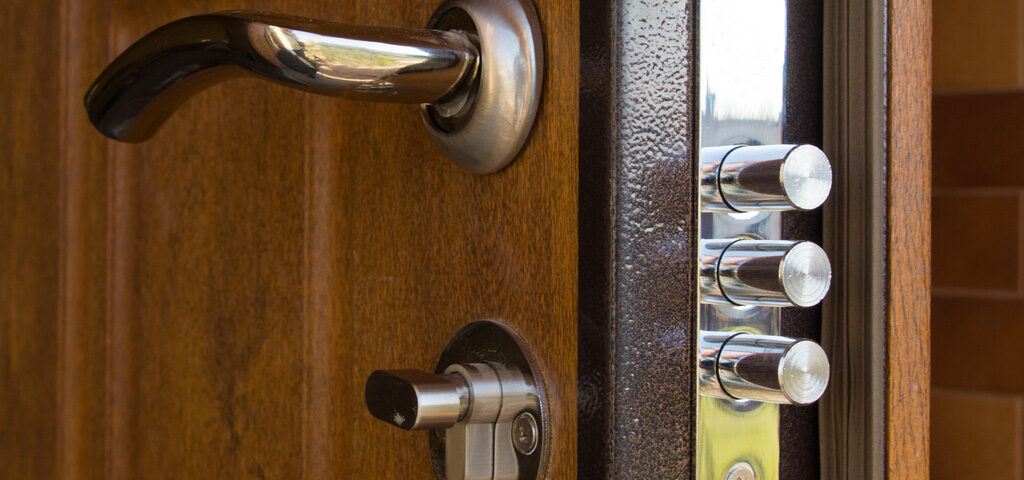 puerta blindada cambiar 1024x480 - Cómo cambiar o  instalar una puerta blindada de casa