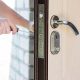 instalar puertas entrada para casas 80x80 - Cómo cambiar o  instalar una puerta blindada de casa