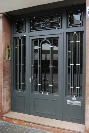 puerta comunidad barcelona