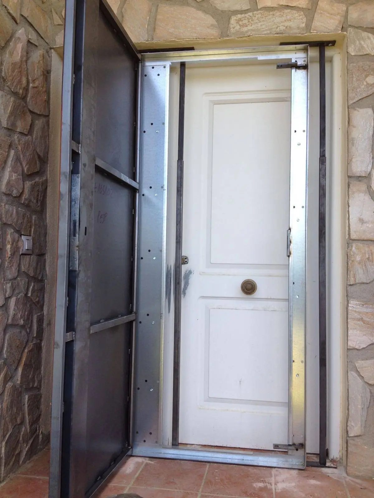 puertas anti okupa - Puerta anti okupa en las segundas residencias o casas vac&iacute;as
