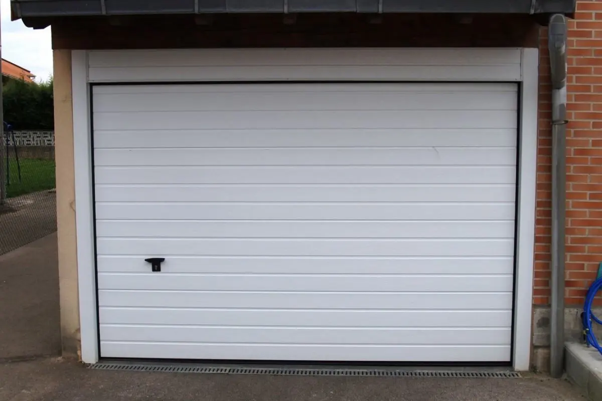seccional acanalada blanca 10 23 - Instalar Reparar Puertas de Garaje Seccionales Motor Puerta Seccionales