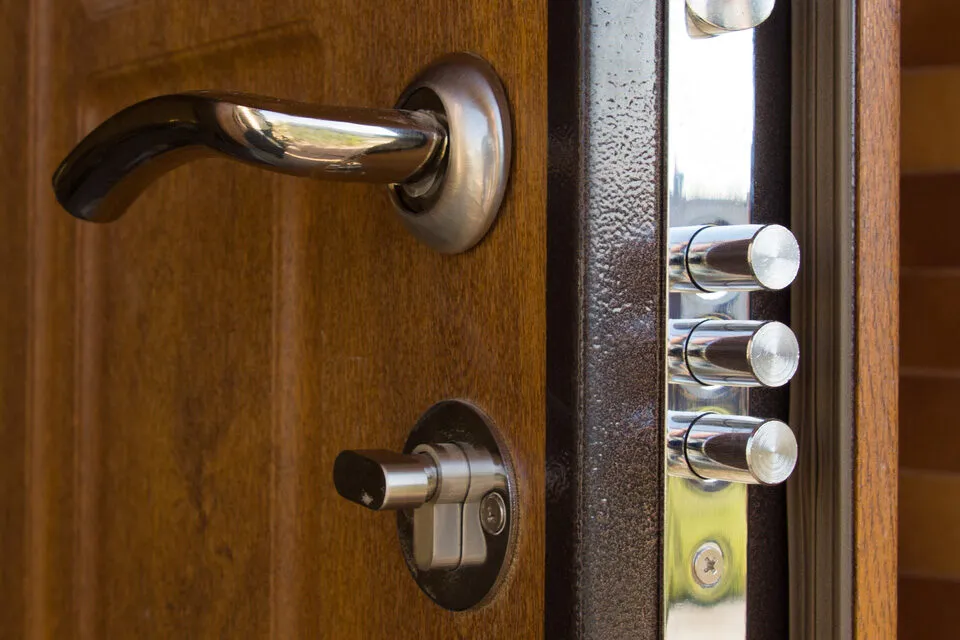 puerta blindada cambiar 960x640 - Cómo cambiar o  instalar una puerta blindada de casa