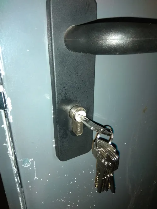 cerradura y bombin puerta de trastero - Cerraduras de Seguridad para Trasteros