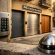Trío de puertas de garaje seguras en Barcelona, con detalles de materiales y un ambiente cálido y acogedor. Donde puedo instalar puertas de garaje seguras en Barcelona.