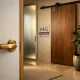 Vignette interior con tres tratamientos de puertas, mostrando funcionalidad y estética en un ambiente cálido y refinado.