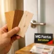 Mano de propietario sosteniendo muestras de madera para puertas interiores modernas en un hogar luminoso de Barcelona. Encuentra ofertas de puertas interiores modernas y funcionales en Barcelona.